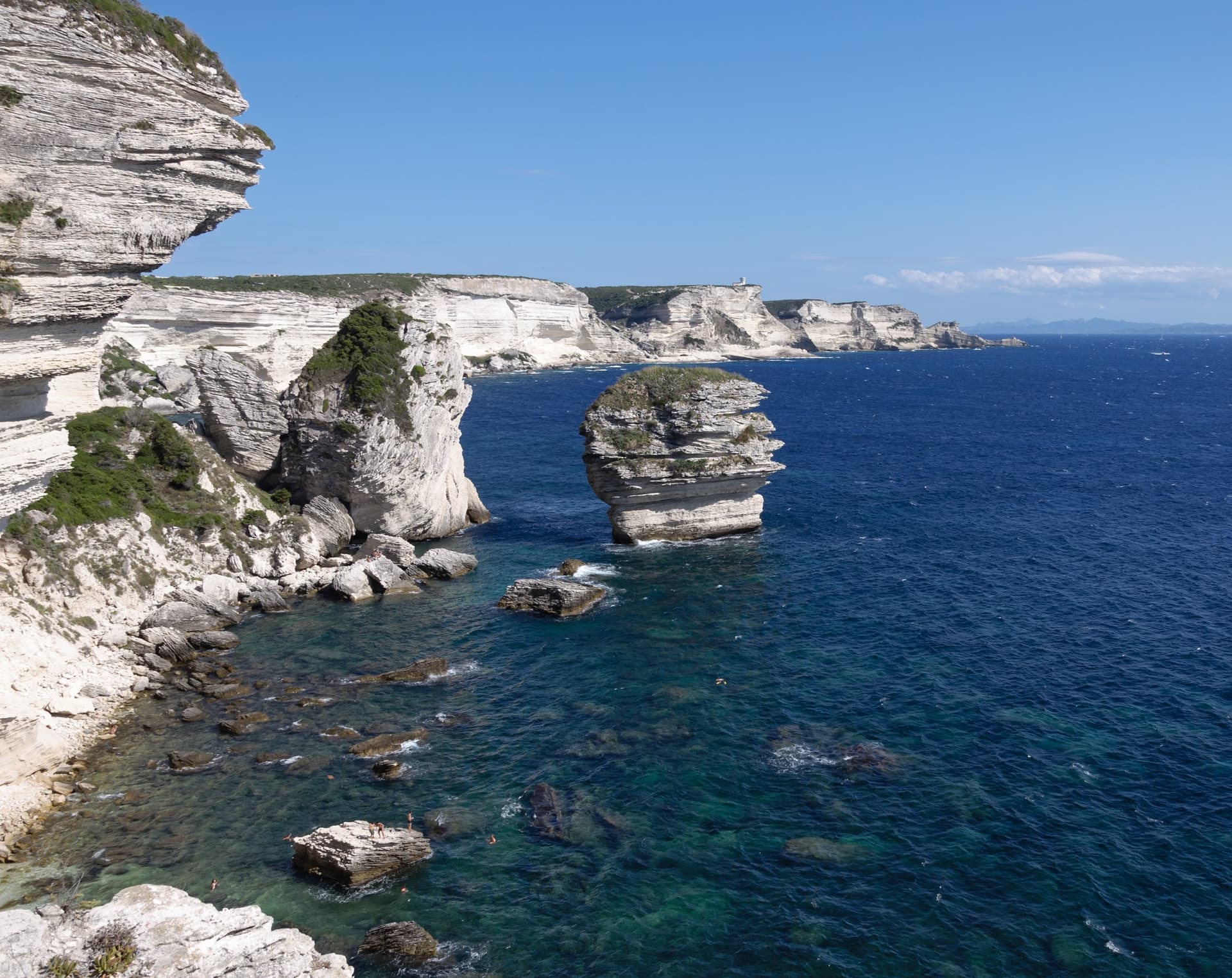 Falaises blanches et rocher du Grain de Sable à Bonifacio