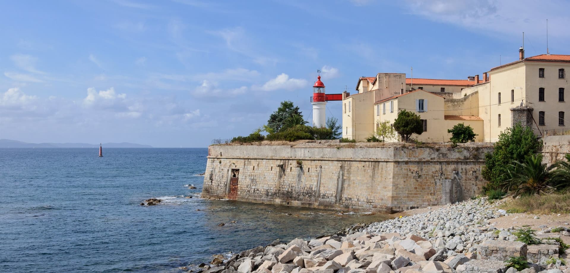 Le phare et la citadelle d'Ajaccio face à la mer