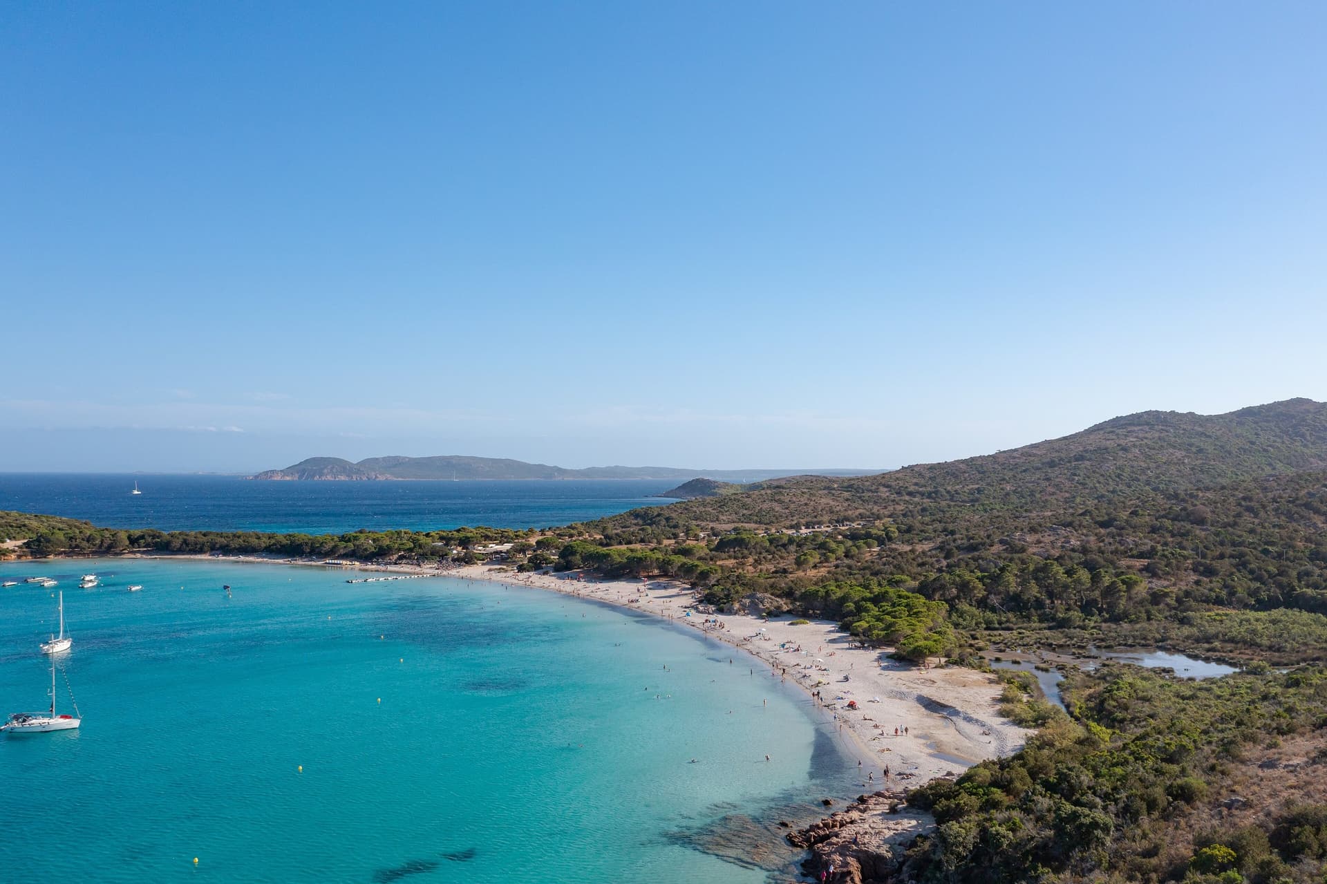 La baie de Rondinara et sa plage de sable clair